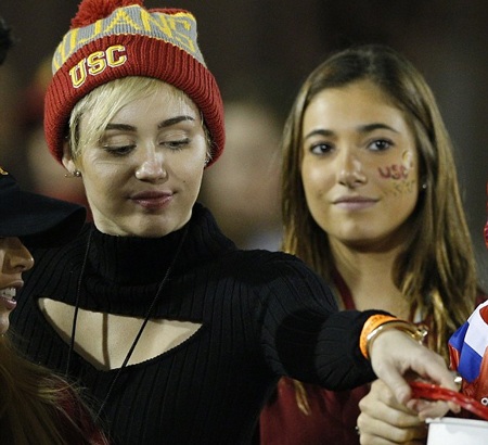 Fan kêu gọi Miley Cyrus “đá” bạn trai lăng nhăng - 3 Patrick
Schwarzenegger