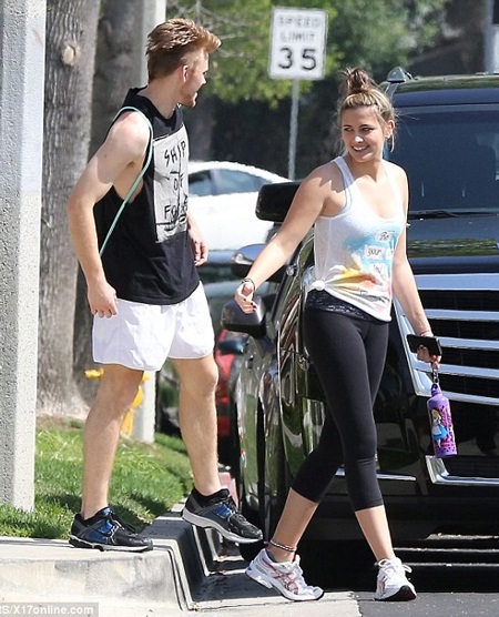 Con gái Michael Jackson khỏe mạnh ra phố