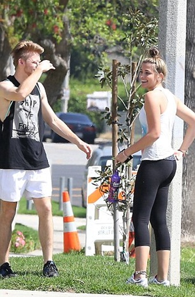 Paris Jackson tỏ ra rất thân thiết với huấn luyện viên thể dục.