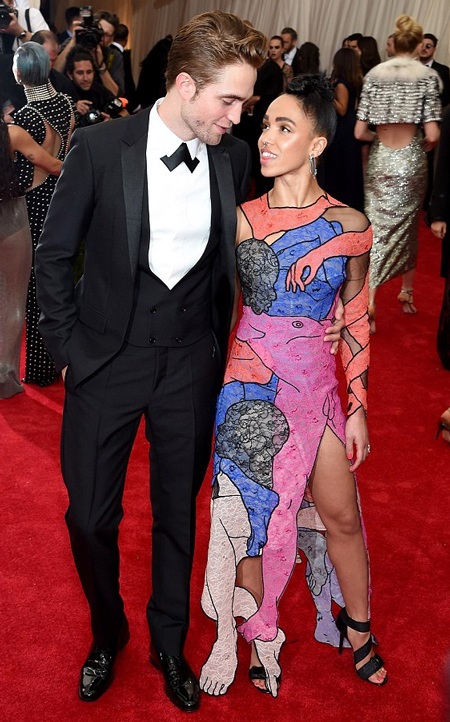 Kristen Stewart né mặt “tình cũ” Robert Pattinson - 2 Robert trao cho bạn gái của anh ánh mắt tình tứ trên thảm đỏ.