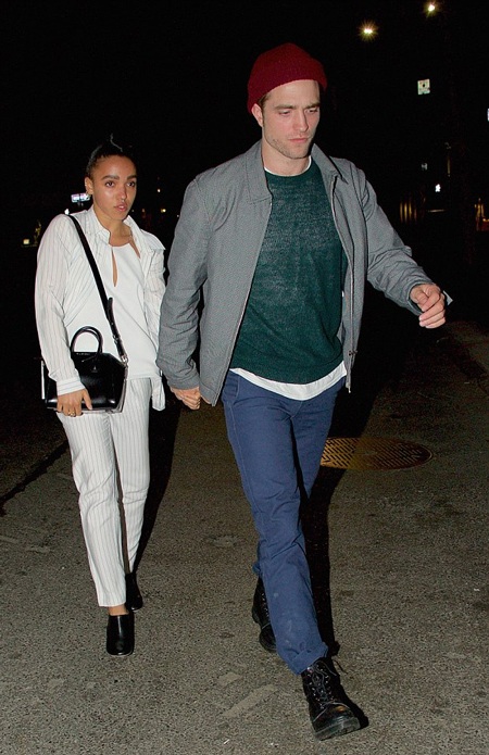 Kristen Stewart né mặt “tình cũ” Robert Pattinson - 6 Trước đó, giới săn tin bắt gặp Robert dẫn bạn gái FKA twigs đi ăn tại một nhà hàng ở New York.