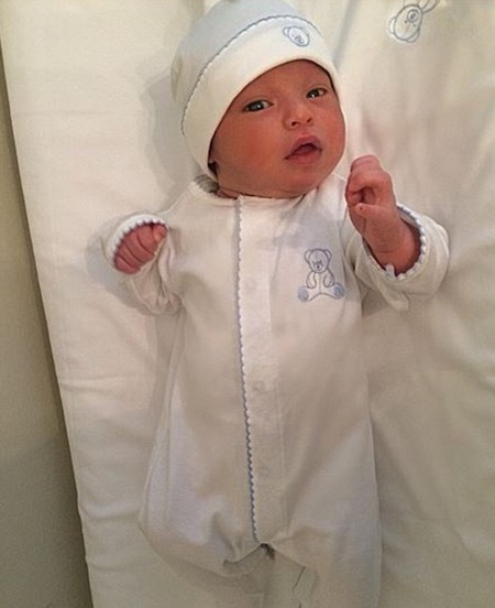 Người mẫu “nội y” khoe bụng sáu múi chỉ sau 3 tuần sinh con - 2 Cậu con trai mới chào đời ngày 14/4 của Sarah Stage.