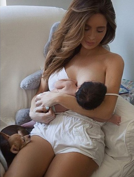 Người mẫu “nội y” khoe bụng sáu múi chỉ sau 3 tuần sinh con - 3 Sarah hạnh phúc khi được làm mẹ, cô đang bế bồng và cho con bú.