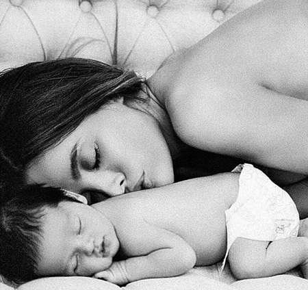 Người mẫu “nội y” khoe bụng sáu múi chỉ sau 3 tuần sinh con - 4 Sarah cập nhật liên tục những hình ảnh mới của cô và con trai mới chào đời.