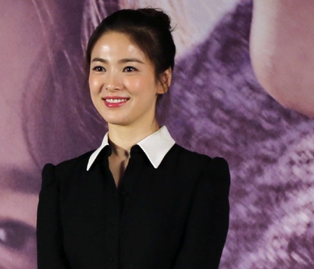 Người hâm mộ hào hứng khi hay tin Song Hye Kyo trở lại với màn ảnh nhỏ - 3 Song Hye Kyo rạng ngời trong buổi họp báo ra mắt bộ phim The Queen của Trung Quốc, ngày 12/3.
