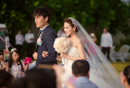 Xem lại đám cưới lãng mạn của người đẹp Y Năng Tịnh và "phi công trẻ" - 1 Xem lại đám cưới lãng mạn của người đẹp Y Năng Tịnh và phi công trẻ