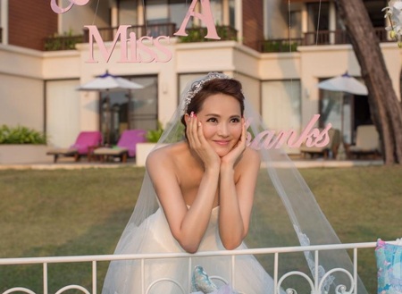 Xem lại đám cưới lãng mạn của người đẹp Y Năng Tịnh và "phi công trẻ" - 6 Cô dâu Y Năng Tịnh trẻ đẹp và đáng yêu trong ngày thành hôn.