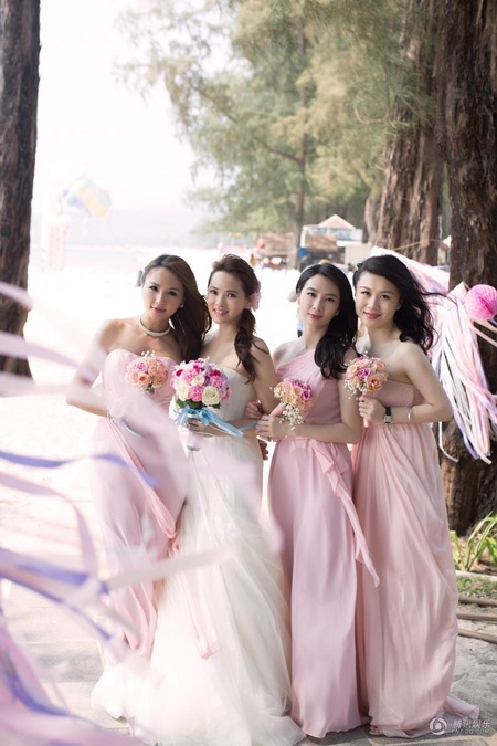 Xem lại đám cưới lãng mạn của người đẹp Y Năng Tịnh và "phi công trẻ" - 7 So với những phù dâu kém cô tới cả chục tuổi, Y Năng Tịnh vẫn rất rực rỡ và rạng ngời.