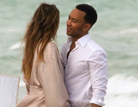 Siêu mẫu áo tắm "nude" trong buổi chụp hình - 11 Chrissy cũng rất hạnh phúc khi có chồng ở bên và động vien cô thực hiện công việc tốt hơn.