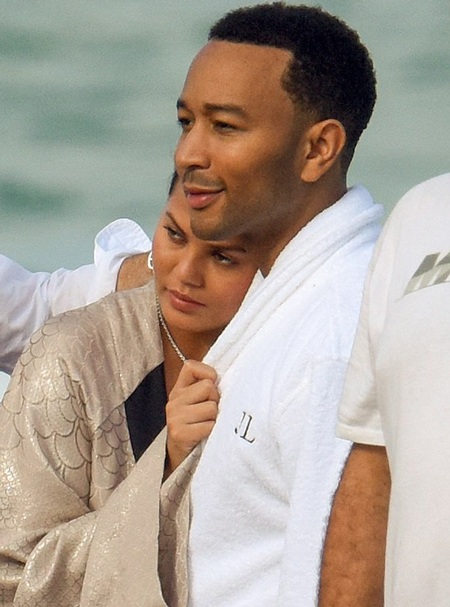 Siêu mẫu áo tắm "nude" trong buổi chụp hình - 10 Chrissy cũng rất hạnh phúc khi có chồng ở bên và động vien cô thực hiện công việc tốt hơn.