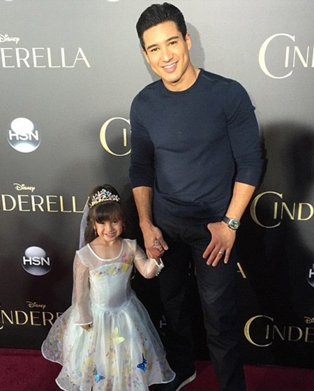 Cận cảnh chiếc váy tuyệt đẹp của "nàng Lọ Lem" Lily James - 20 Mario Lopez và cô con gái mặc váy công chúa tới dự buổi họp báo giới thiệu phim.