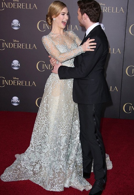 Cận cảnh chiếc váy tuyệt đẹp của "nàng Lọ Lem" Lily James - 5 Lily và Richard trông rất đẹp đôi trên thảm đỏ!