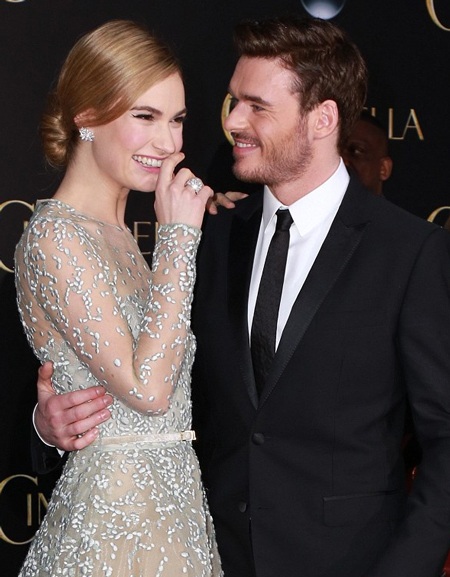 Cận cảnh chiếc váy tuyệt đẹp của "nàng Lọ Lem" Lily James - 6 Lily và Richard trông rất đẹp đôi trên thảm đỏ!