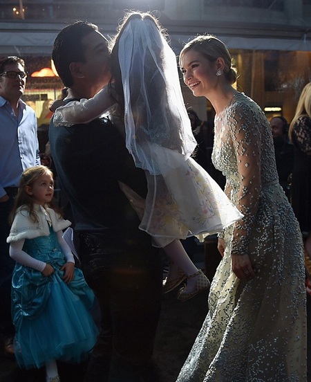 Cận cảnh chiếc váy tuyệt đẹp của "nàng Lọ Lem" Lily James - 9 Lily vui vẻ trò chuyện với cô con gái 4 tuổi của nam diễn viên Mario Lopez.