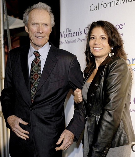 Ly dị vợ chưa đầy một năm, Clint Eastwood hò hẹn với người kém 33 tuổi - 3 Bà Christina Sandera từng bị chồng cũ tố cáo là kẻ đào mỏ và bạo lực.
