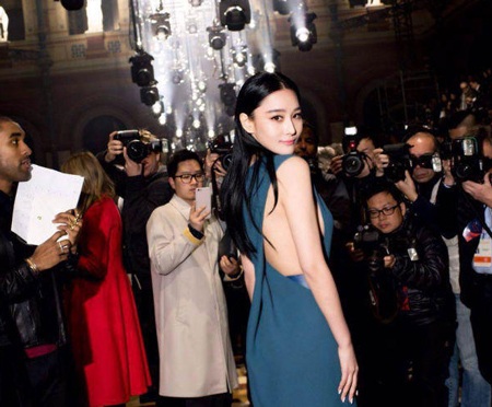 Trương Hinh Dư đẹp "nuột nà" tại tuần lễ thời trang Paris - 9 Trương Hinh Dư tâm sự, cô rất bất ngờ khi được báo giới tại Pháp quan tâm và phỏng vấn.