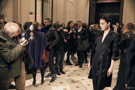 Trương Hinh Dư đẹp "nuột nà" tại tuần lễ thời trang Paris - 10 Trương Hinh Dư tâm sự, cô rất bất ngờ khi được báo giới tại Pháp quan tâm và phỏng vấn.