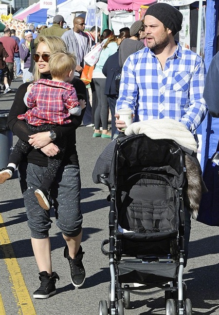 Hilary Duff lần đầu chia sẻ về quyết định ly hôn - 4 Hilary và chồng cũ - Mike Comrie và con trai 3 tuổi của họ.