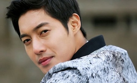 Bạn gái bị đánh đập của Kim Hyun Joong công khai kết quả khám thai - 3 Kim Hyun Joong đang lọt vào tầm ngắm của báo giới Hàn Quốc với scandal sắp có con với bạn gái cũ.