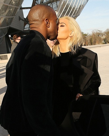 Kim "siêu vòng ba" gây ấn tượng với màu tóc vàng chóe - 9 Vợ chồng Kim và Kanye khiến các tay máy hoạt động bận rộn.