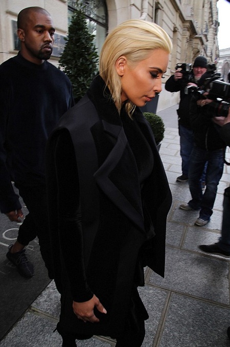 Kim "siêu vòng ba" gây ấn tượng với màu tóc vàng chóe - 4 Vợ chồng Kim và Kanye khiến các tay máy hoạt động bận rộn.