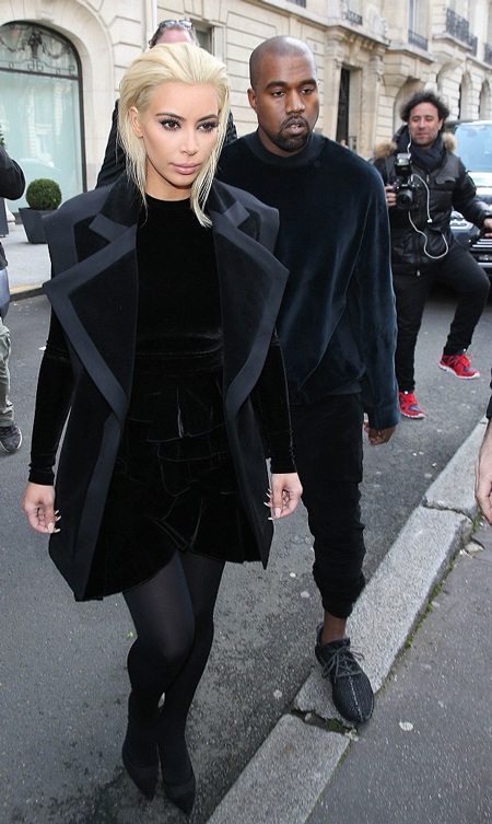 Kim "siêu vòng ba" gây ấn tượng với màu tóc vàng chóe - 5 Vợ chồng Kim và Kanye khiến các tay máy hoạt động bận rộn.