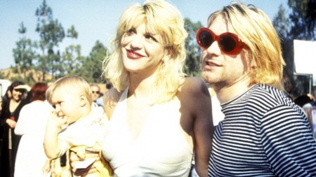 Tại sao rocker nổi tiếng Kurt Cobain tự vẫn? - 2 Kurt chụp ảnh cùng vợ - Courtney Love và con gái