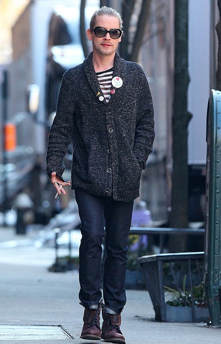 Macaulay Culkin xuất hiện một mình trên đường phố New York, ngày 10/3.