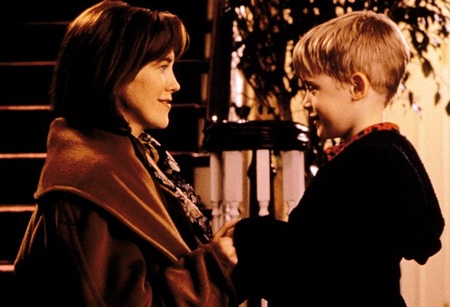 Macaulay và Catherine O'Hara trong bộ phim Ở nhà một mình