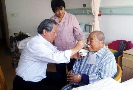 Diễn viên đóng Phật Di Lặc trong “Tây du ký” qua đời - 6 Tôn Ngộ Không Lục Tiểu Linh Đồng từng tới bệnh viện thăm nghệ sĩ Thiết Ngưu vào tháng 7/2012.