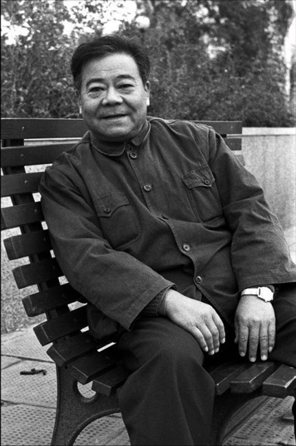 Diễn viên đóng Phật Di Lặc trong “Tây du ký” qua đời - 7 Tôn Ngộ Không Lục Tiểu Linh Đồng từng tới bệnh viện thăm nghệ sĩ Thiết Ngưu vào tháng 7/2012.