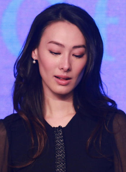 Lương Lạc Thi nghẹn ngào trên sân khấu - 3 Lương Lạc Thi hiện đang sống cùng 3 đứa con trai.