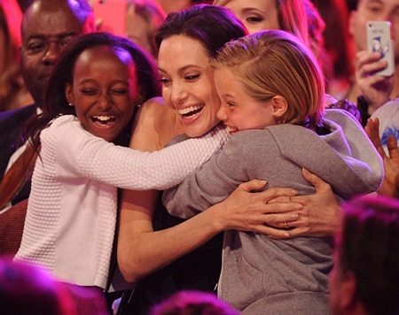 Angelina Jolie thấy mạnh mẽ hơn sau những biến cố cuộc đời - 3 Angelina Jolie dự lễ trao giải cùng hai cô con gái Shiloh và Zahara.