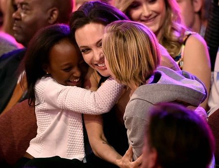 Angelina Jolie vui vẻ đi mua sắm cùng hai con gái - 10 Angelina Jolie hạnh phúc khi ở trong vòng tay chúc mừng của hai con gái tại lễ trao giải