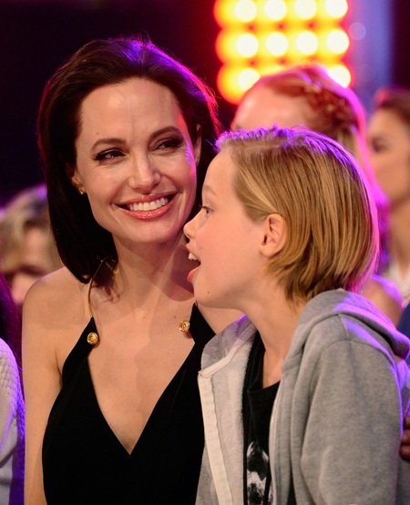 Angelina Jolie vui vẻ đi mua sắm cùng hai con gái - 11 Angelina Jolie hạnh phúc khi ở trong vòng tay chúc mừng của hai con gái tại lễ trao giải