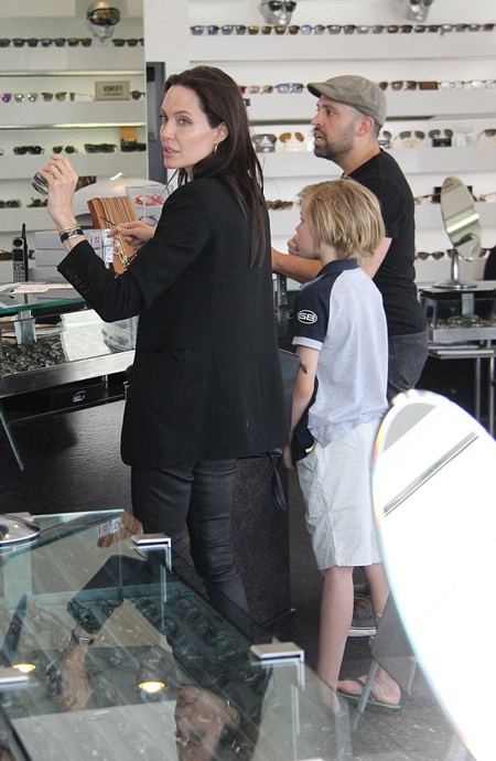 Angelina Jolie vui vẻ đi mua sắm cùng hai con gái - 2 Nhìn từ đằng sau, Angelina Jolie trông khá gầy gò.