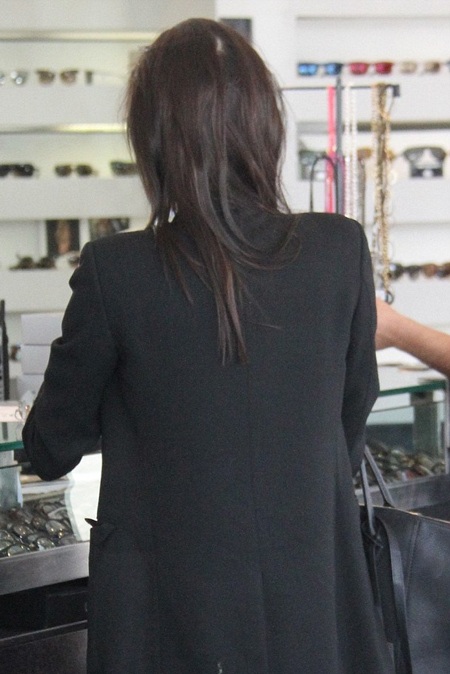 Angelina Jolie vui vẻ đi mua sắm cùng hai con gái - 3 Nhìn từ đằng sau, Angelina Jolie trông khá gầy gò.