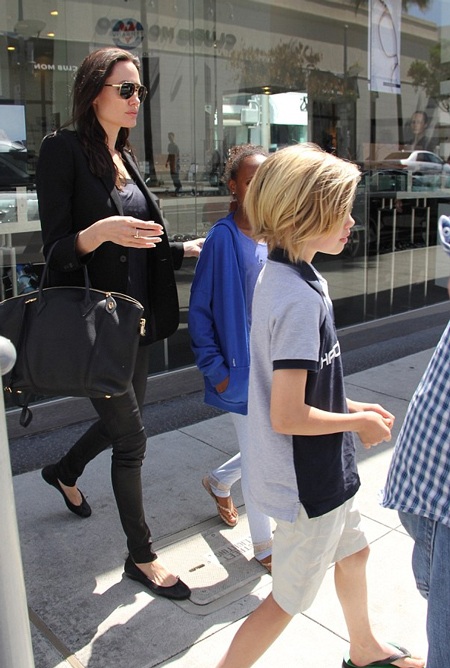 Angelina Jolie vui vẻ đi mua sắm cùng hai con gái - 9 Cách đây một tuần, hai cô bé Shiloh và Zahara đã tháp tùng mẹ tới lễ trao giải