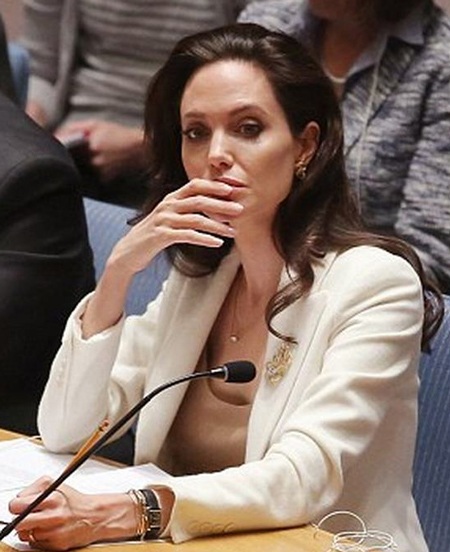 Angelina Jolie xinh đẹp và tự tin trên ghế đại biểu LHQ - 3 Angelina Jolie suy tư trên ghế đại biểu khi lắng nghe những vấn đề về Syria.