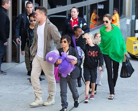 Angelina Jolie xinh đẹp và tự tin trên ghế đại biểu LHQ - 14 Hình ảnh xinh đẹp của nữ diễn viên Hollywood trên ghế đại biểu LHQ.
