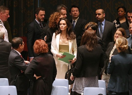 Angelina Jolie xinh đẹp và tự tin trên ghế đại biểu LHQ - 11 Angelina Jolie xinh đẹp và tự tin trên ghế đại biểu LHQ