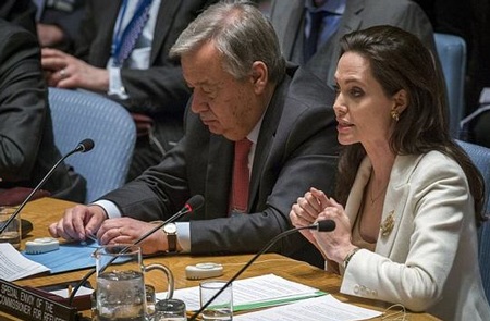 Angelina Jolie xinh đẹp và tự tin trên ghế đại biểu LHQ - 5 Angelina Jolie suy tư trên ghế đại biểu khi lắng nghe những vấn đề về Syria.