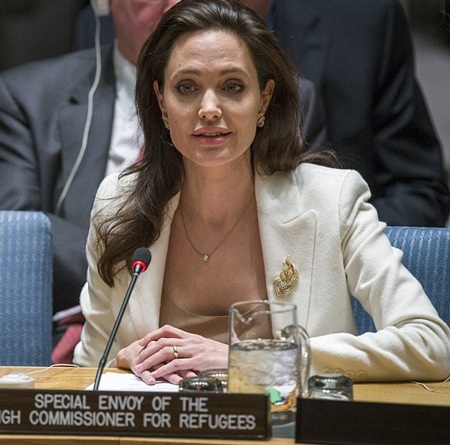 Angelina Jolie xinh đẹp và tự tin trên ghế đại biểu LHQ - 6 Angelina Jolie suy tư trên ghế đại biểu khi lắng nghe những vấn đề về Syria.