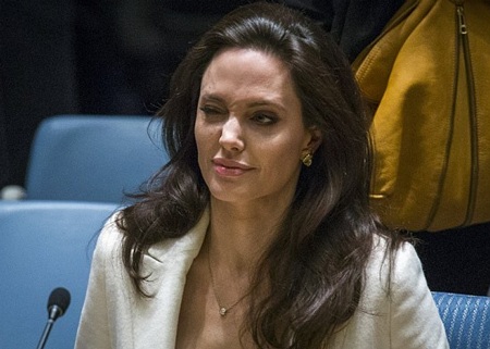 Angelina Jolie xinh đẹp và tự tin trên ghế đại biểu LHQ - 9 Hình ảnh xinh đẹp của nữ diễn viên Hollywood trên ghế đại biểu LHQ.