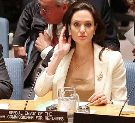 Angelina Jolie xinh đẹp và tự tin trên ghế đại biểu LHQ - 7 Angelina Jolie suy tư trên ghế đại biểu khi lắng nghe những vấn đề về Syria.