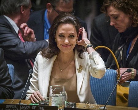 Angelina Jolie xinh đẹp và tự tin trên ghế đại biểu LHQ - 8 Hình ảnh xinh đẹp của nữ diễn viên Hollywood trên ghế đại biểu LHQ.