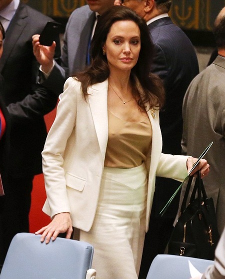 Angelina Jolie xinh đẹp và tự tin trên ghế đại biểu LHQ - 12 Hình ảnh xinh đẹp của nữ diễn viên Hollywood trên ghế đại biểu LHQ.