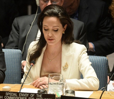Angelina Jolie xinh đẹp và tự tin trên ghế đại biểu LHQ - 10 Hình ảnh xinh đẹp của nữ diễn viên Hollywood trên ghế đại biểu LHQ.
