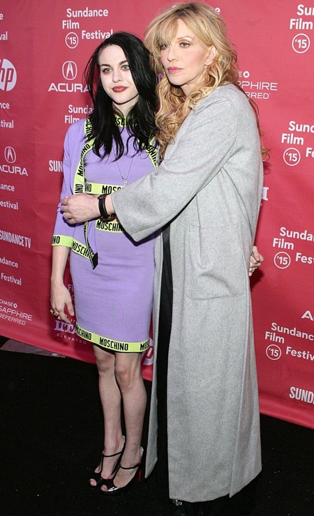 Courtney Love vẫn yêu và bị ám ảnh bởi Kurt Cobain - 1 Courtney Love và con gái Frances tại buổi ra mắt bộ phim hoạt hình về Kurt Cobain tháng 1/2015.