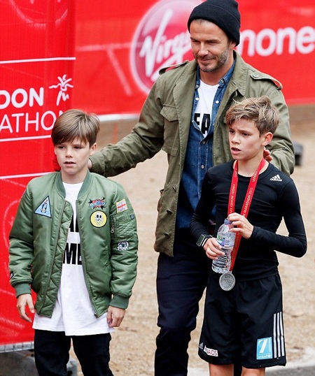 Victoria Beckham diện giày cao 14 cm đi cổ vũ con trai chạy việt dã - 11 David Beckham cùng hai con trai Cruz (8 tuổi) và Romeo (12 tuổi).